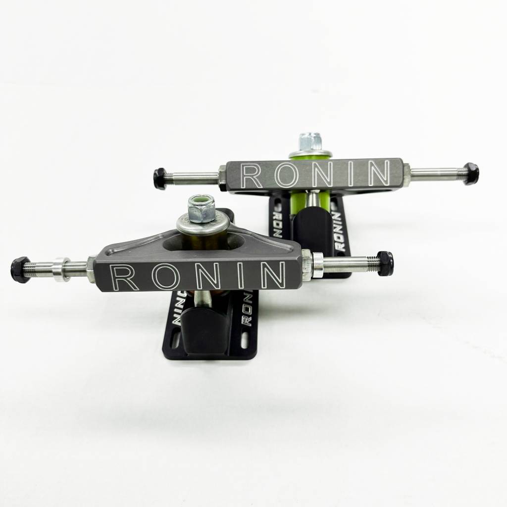 Ronin 114-124mm CNC Katana grey and black downhill trucks